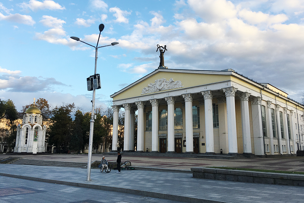 Раньше на месте театра стоял Рождество-Богородицкий женский монастырь, который разрушили в середине 20 века. Сегодня о его существовании напоминает часовня в честь князя Владимира