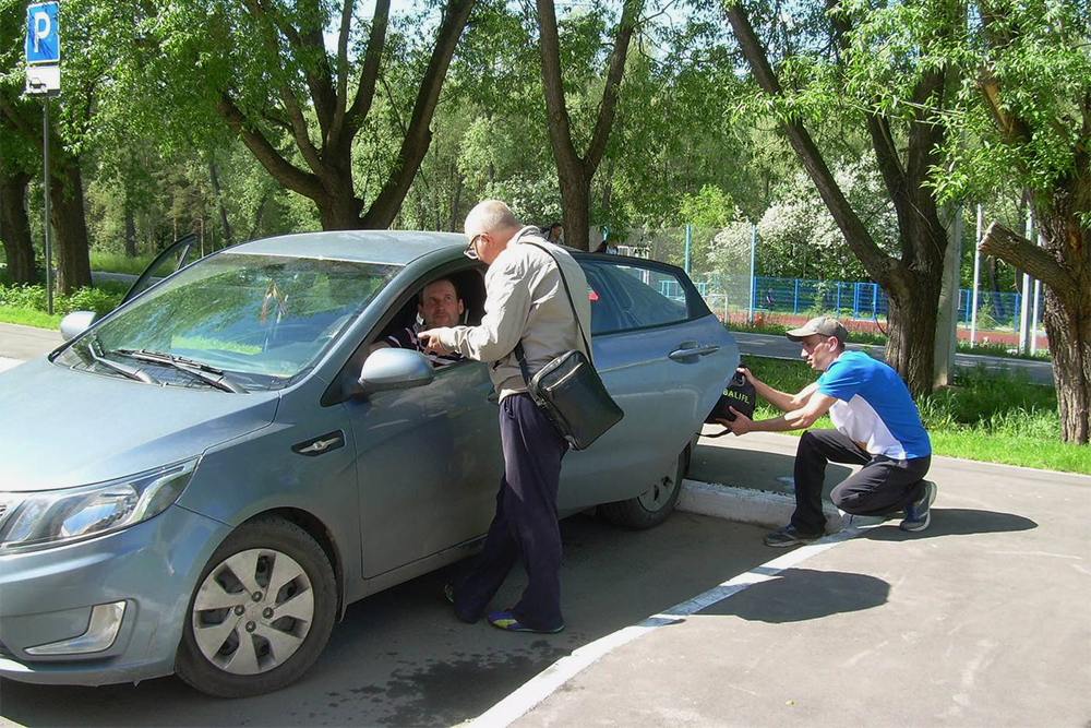 Украсть вещи можно даже со стороны водителя: увлеченный разговором, тот не смотрит в зеркало заднего вида