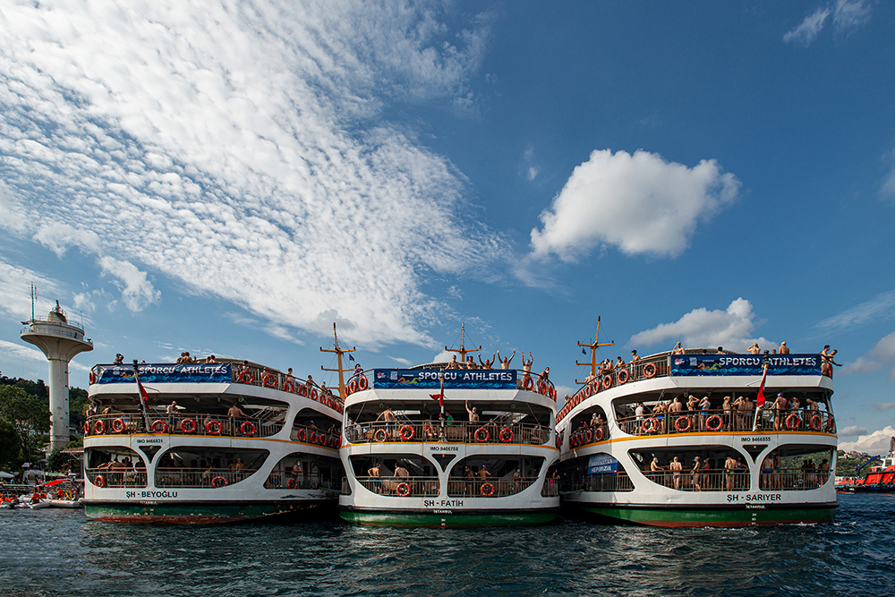 Участники в ожидании старта. Источник: Bosphorus swimming race