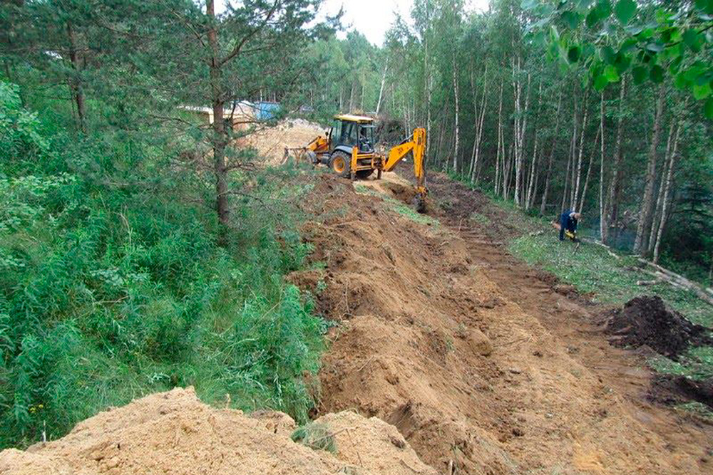 С этой точки видно перепад участка по высоте