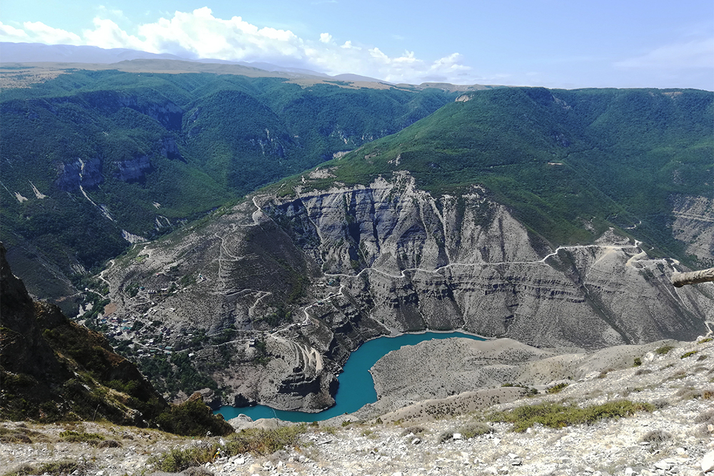 В Сулакском каньоне вода голубого цвета. Мы там искупались