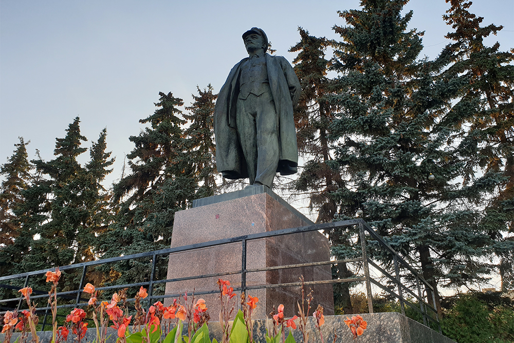 На площади Республики проводят уличные концерты и митинги, зимой ставят главную новогоднюю елку Чебоксар