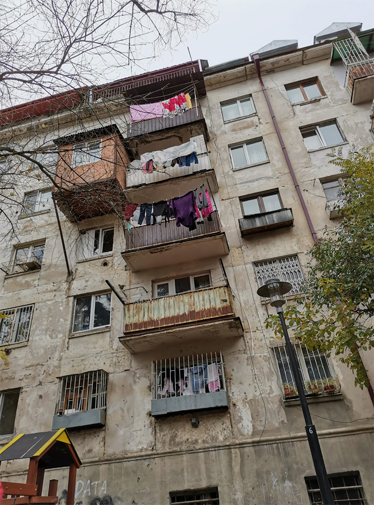 В Тбилиси в любое время года все сушат белье на улице. Я так пока не делала, но чувствую, что скоро начну