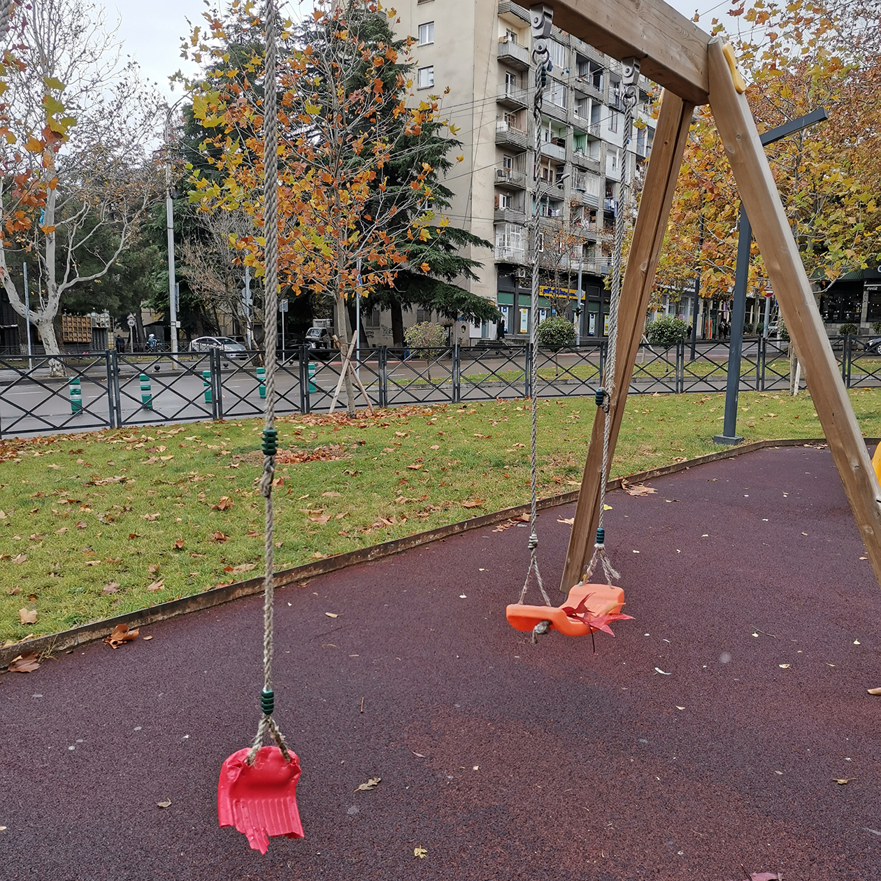 Многие детские городки нуждаются в ремонте