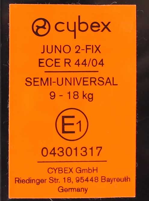 Это наклейка на нашем кресле. Тут написано название модели и что кресло полууниверсальное: из-за крепления изофикс оно подойдет не для всех машин. Указана весовая группа. Е1 в кружочке означает, что кресло прошло испытания в Германии. Под кружочком написан номер утверждения