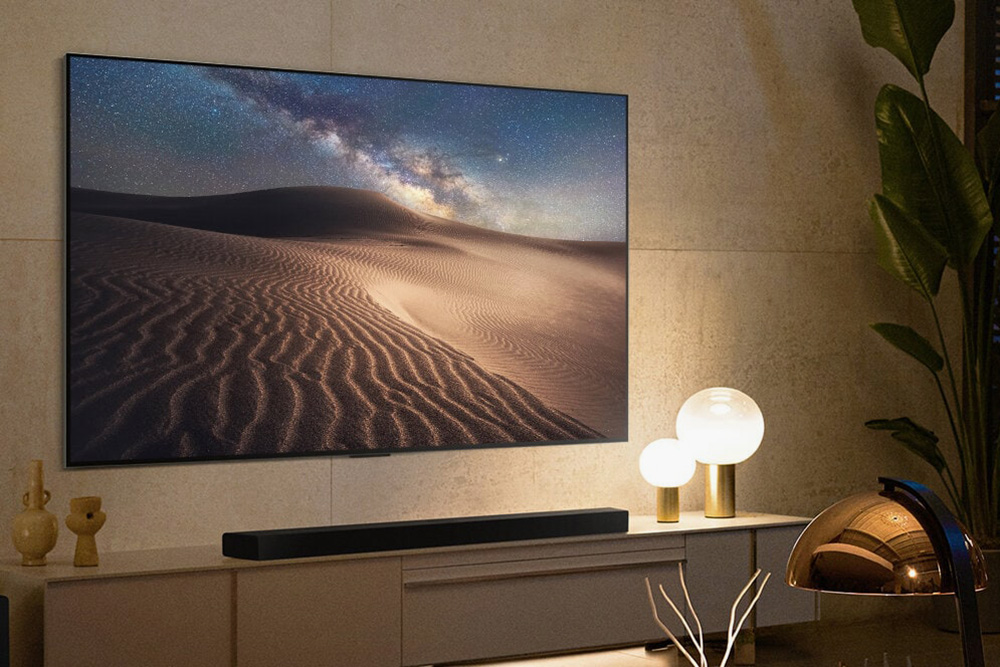 LG OLED С2 показывает идеальный черный цвет, потрясающую контрастность и насыщенные оттенки в HDR. Но смотреть его с включенными лампами, как на фото, не стоит: они будут создавать блики и отражаться в экране. Источник: LG