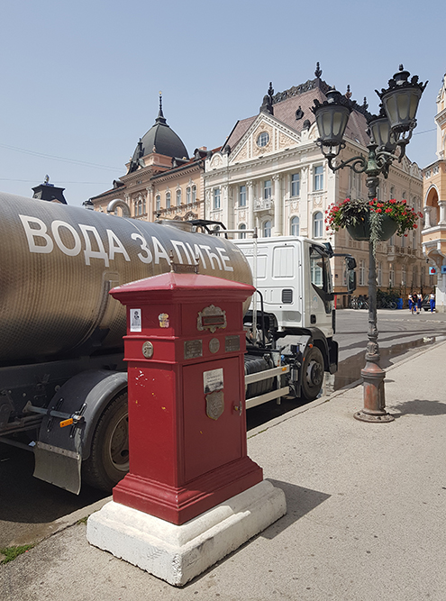 На площади стоит цистерна с водой — ее можно набирать в бутылку и смело пить