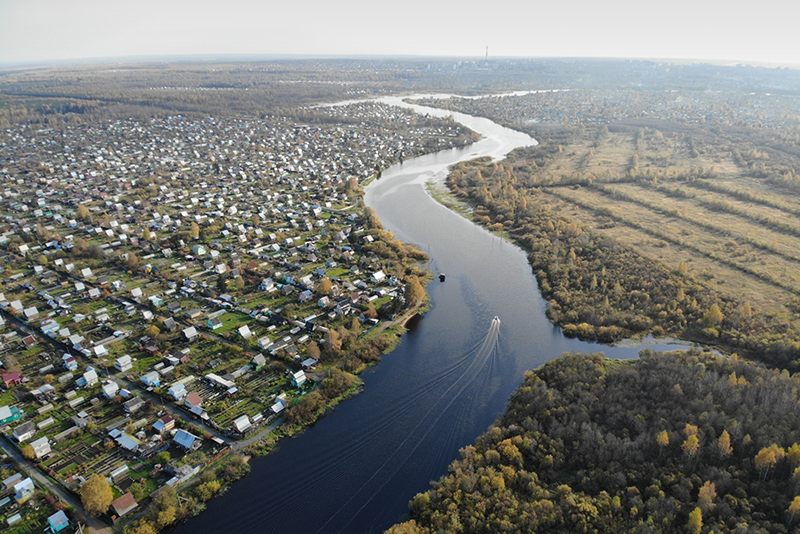 Огромные территории прямо внутри городов заняты щитовыми дачными домиками. Раньше это были садоводческие кооперативы, сейчас они называются СНТ. Источник: smartik.ru