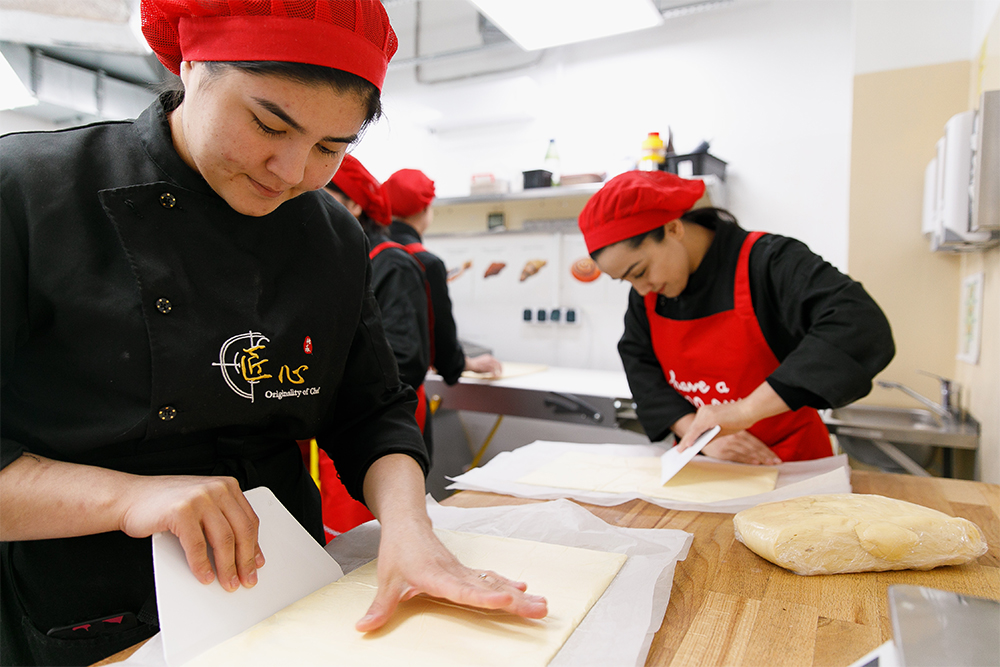 Сейчас все заготовки для кафе делаем на собственном производстве: от мясного соуса и маринованной курочки до крема для десертов