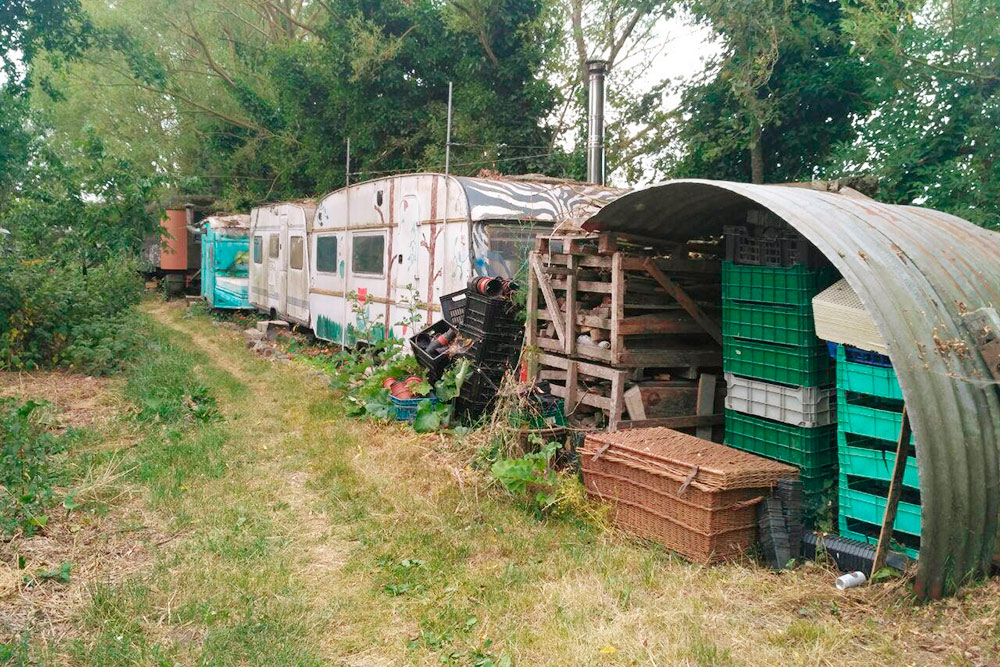 Наш вагончик в «Плюкрипе» — второй по счету, серо⁠-⁠белый. В первый раз нам предложили переночевать в доме: в отдельной комнате. Мы так и сделали, а на следующий день уже выбрали себе вагончик. Внутри он был похож на тот, в котором мы жили у Ханса и Кэролин