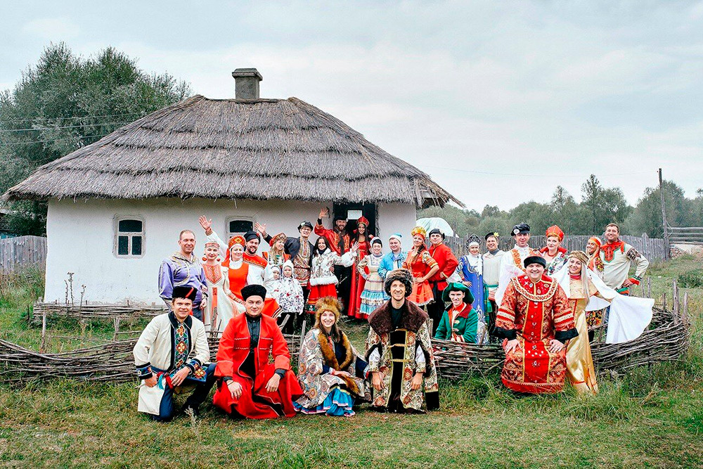 Костюмированный день рождения в древнерусском стиле. Эта компания друзей — постоянные клиенты. Каждый год они устраивают костюмированные праздники