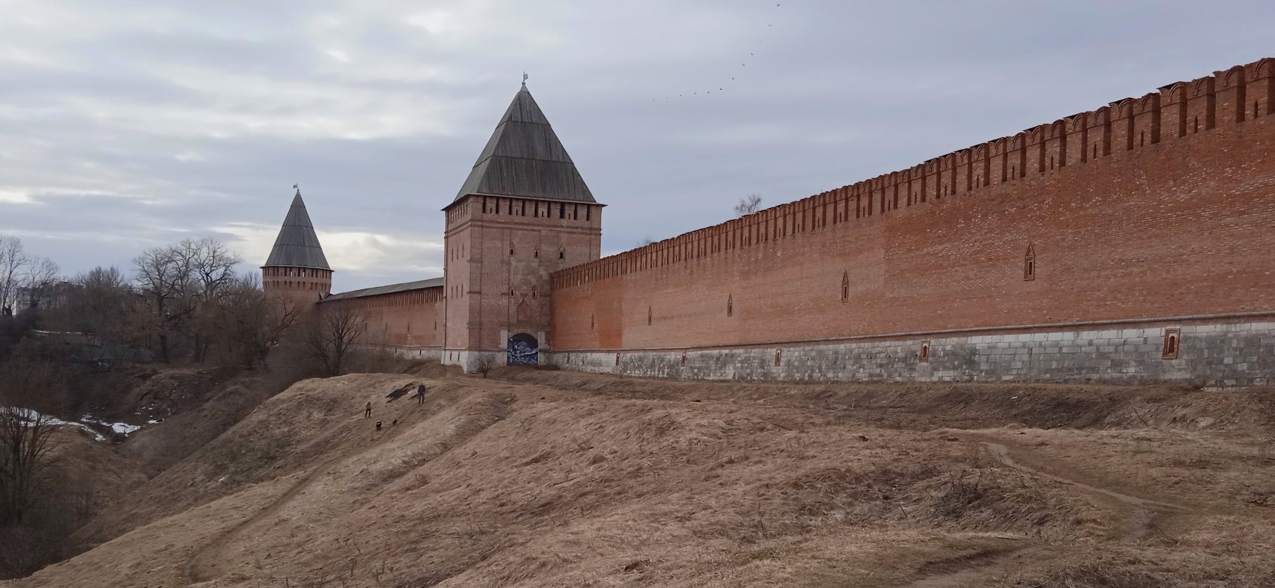 «Городская прогулка превра­тилась в поход»: как мы искали вампи­ров в Смолен­ске