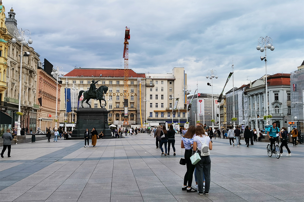 Площадь Елачича — это центр города, там всегда оживленно