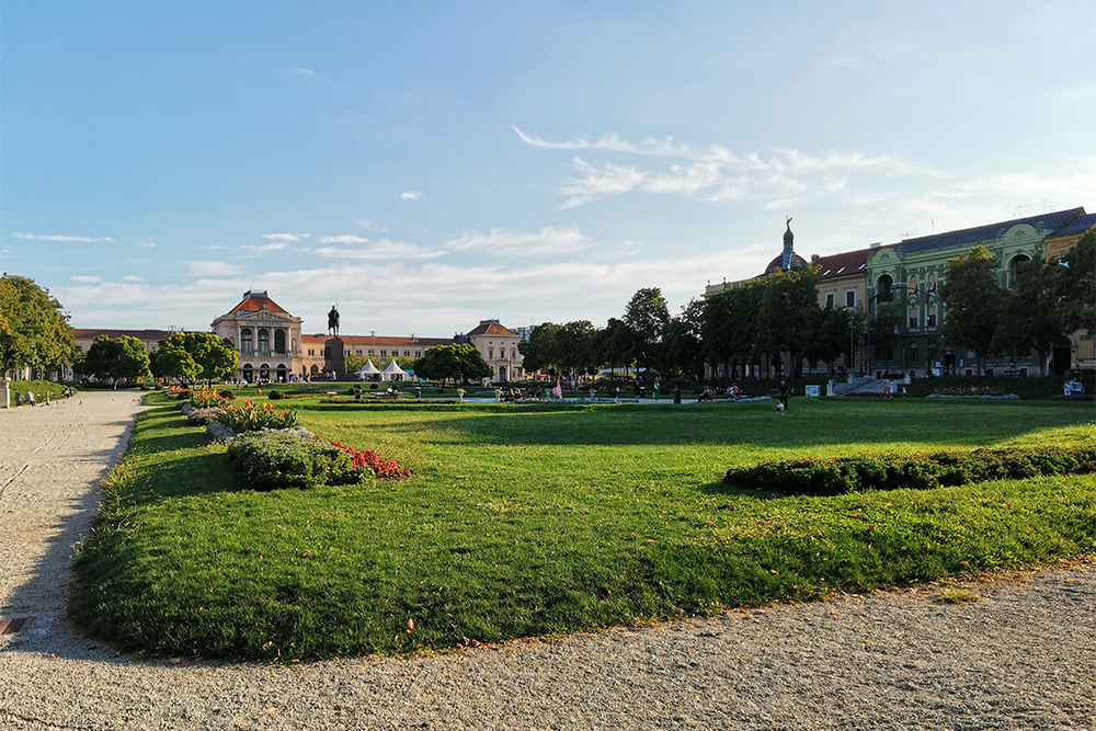 В день перед отъездом мы жили неподалеку от площади Короля Томислава. Она напомнила мне парижский Люксембургский сад — такой же пышный и в то же время созданный для людей. Все свободно отдыхают, занимаются спортом, играют с собаками прямо на газоне — и оттуда никого не прогоняют