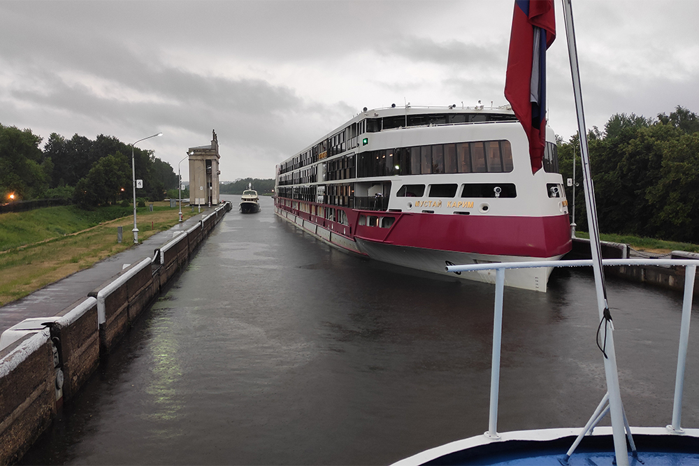 На первое шлюзование сбежались смотреть многие пассажиры, потом было уже не так интересно