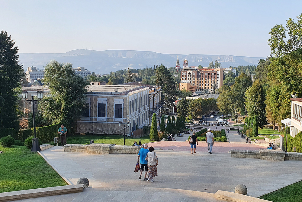 Вид на Кисловодск с каскадной лестницы курортного парка