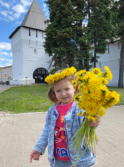 Дочь на фоне Спасо-Преображенского монастыря