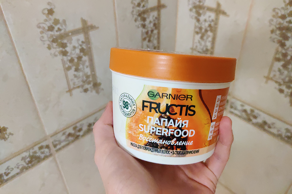 Из всех масок серии Fructis Superfood я остановилась на этой: она достаточно хорошо увлажняет, делает волосы мягкими, но не слишком жирными. После маски с алоэ, например, волосы у меня скрипят, а с бананом — быстро пачкаются. Хотя запах у банановой маски потрясающий