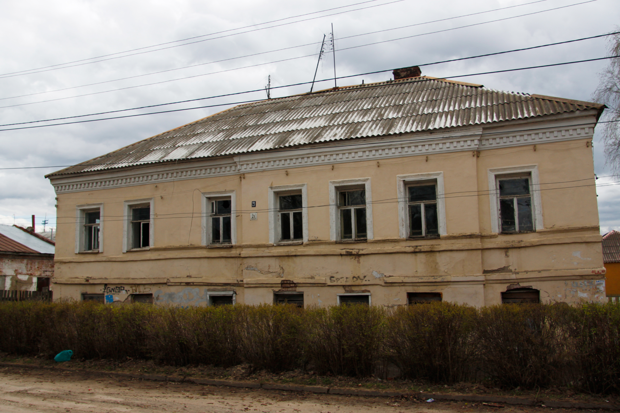 Ровно подстриженные кусты и выбитые окна создавали контраст. 2019 г. Фотография: Влад Коваленко