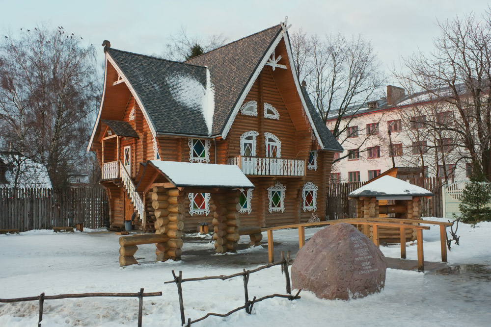 Терем Снегурочки расположен прямо в городе. Фотография: Sgrey / iStock