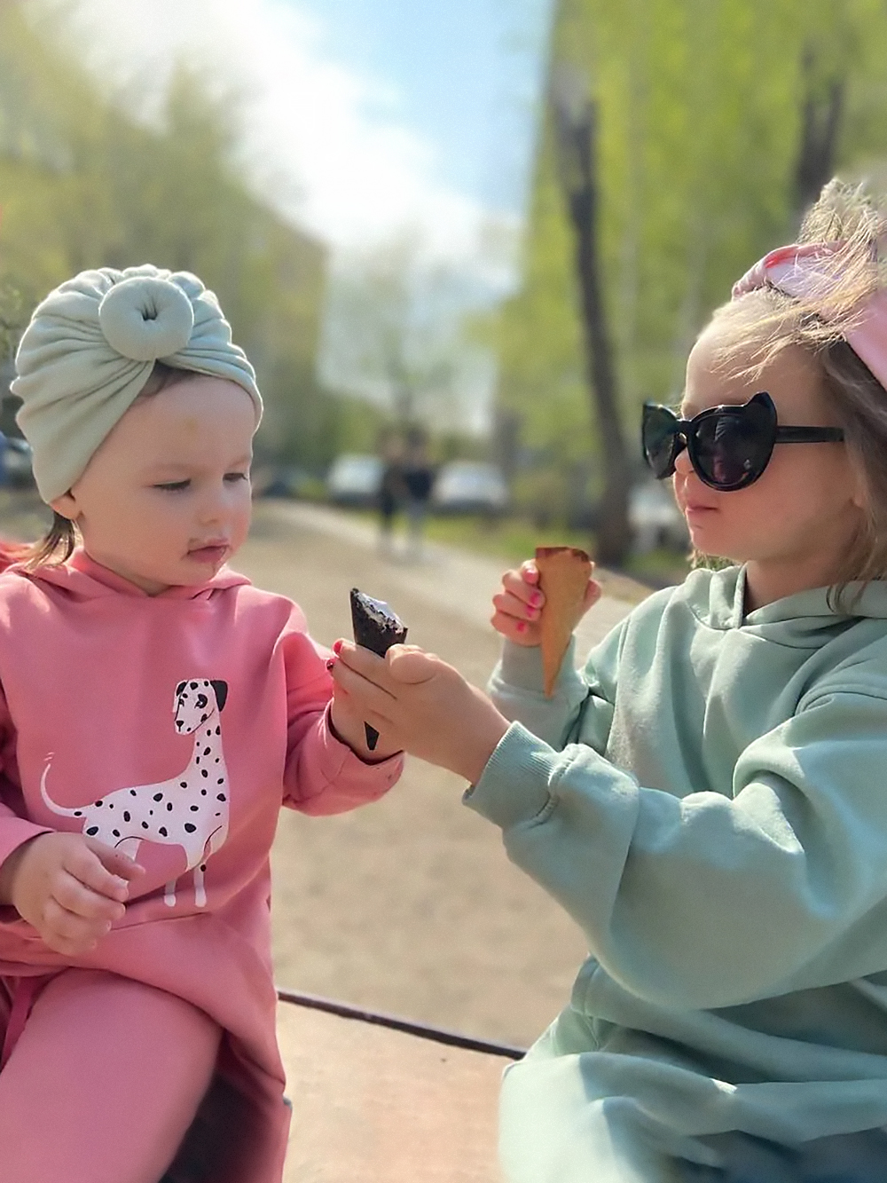 Больше всех сестренку ждала средняя дочь. Она и сейчас помогает ей одеваться, купаться и даже пытается уложить спать