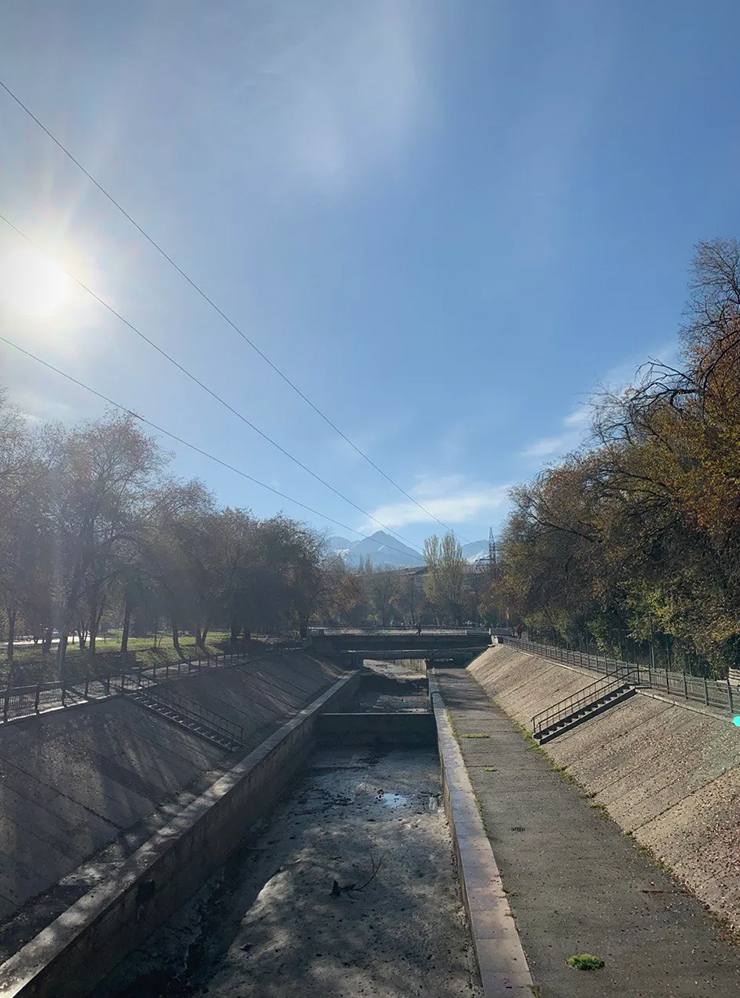 На улице тепло и солнечно, я в рубашке, а местные в куртках и шапках