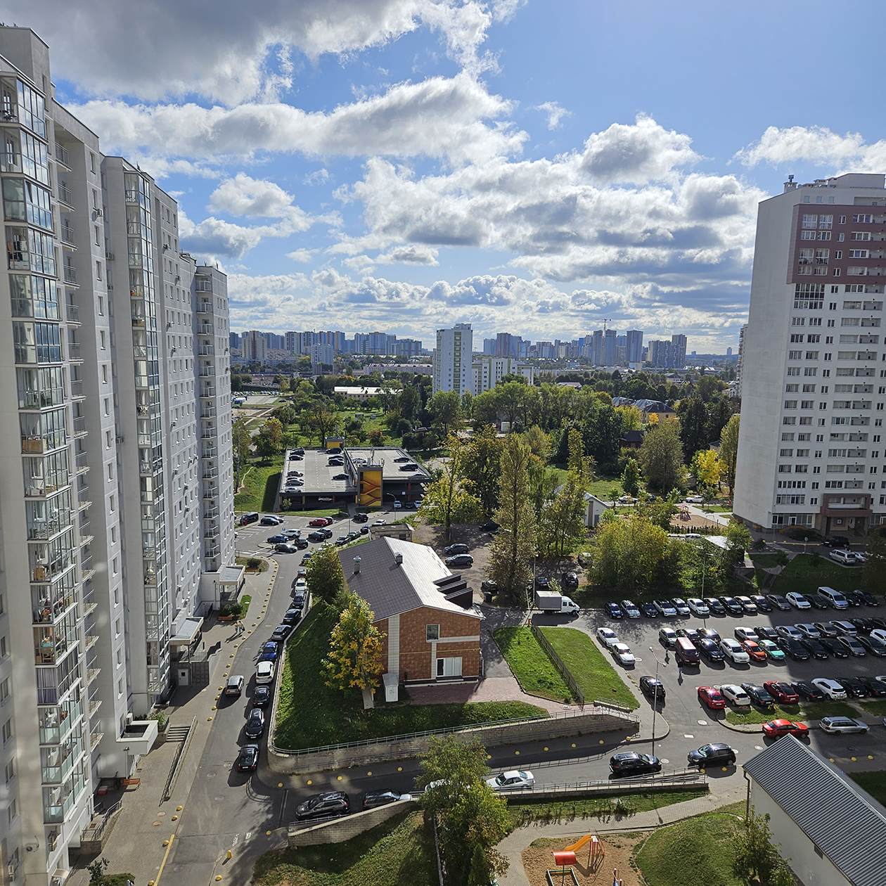 Вид из окна. С ходу и не скажешь, что уже октябрь, но это он