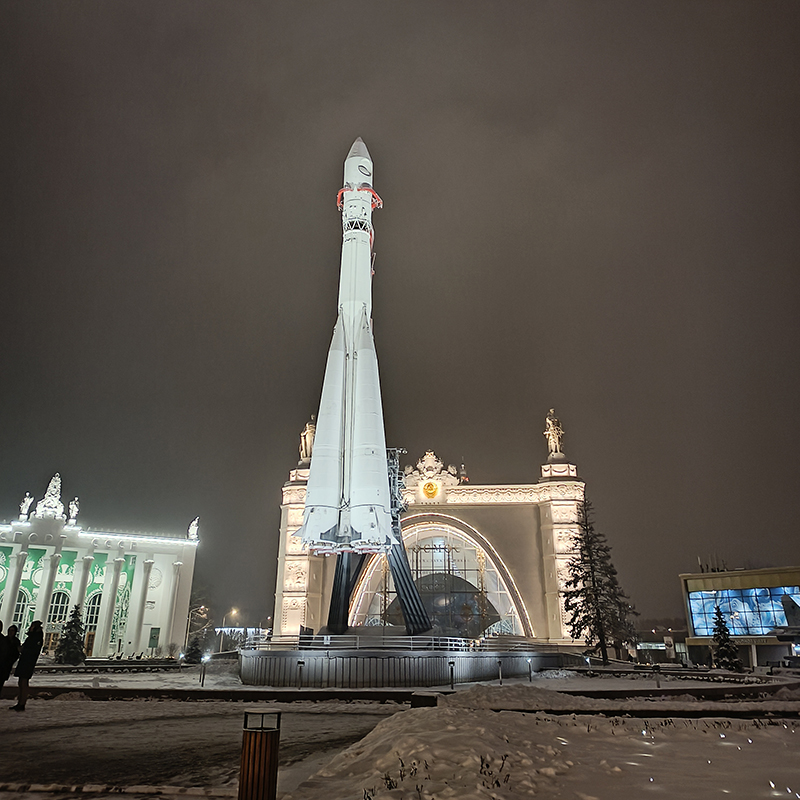 Около Музея космонавтики на ВДНХ