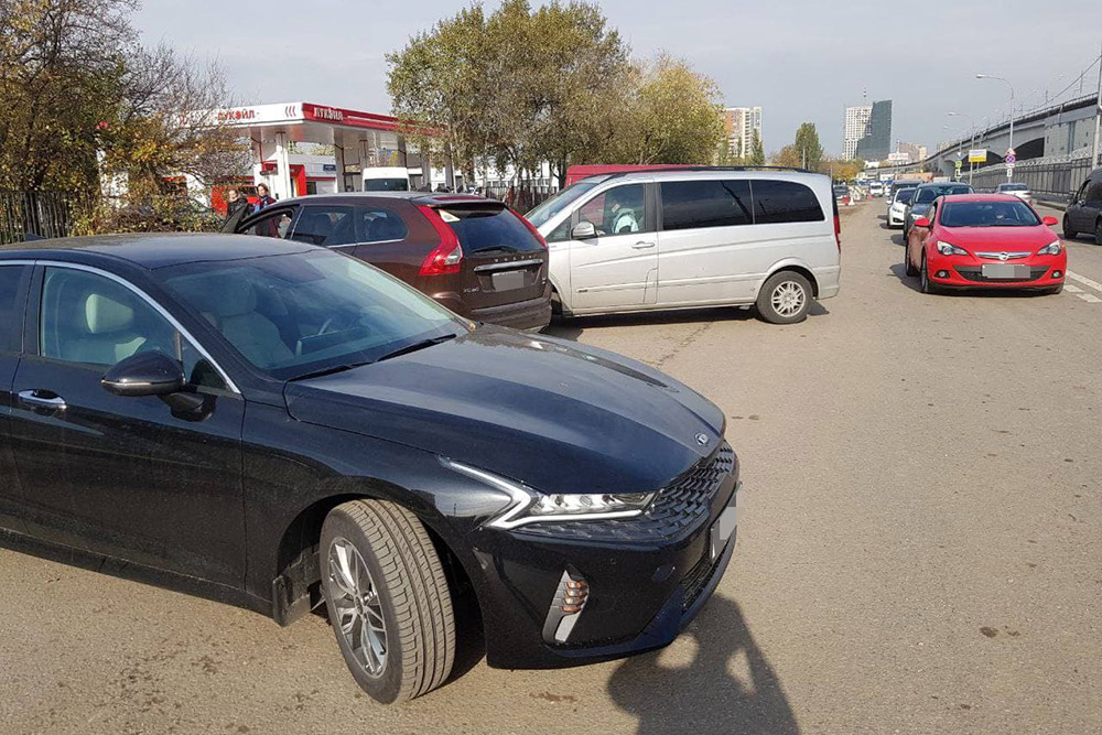 Наш автомобиль через неделю после покупки. Когда мы определились с маркой и комплектацией, то обзвонили несколько салонов. Мы сказали, что готовы купить автомобиль в тот же день, если стоимость дополнительных опций не превысит 100 000 ₽ и есть готовый ПТС. Мы нашли такую машину во втором салоне