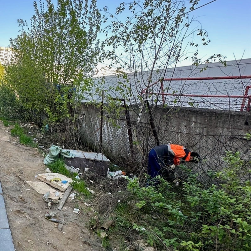 И эта картина тоже по дороге в сад. Стройка еще не закончилась