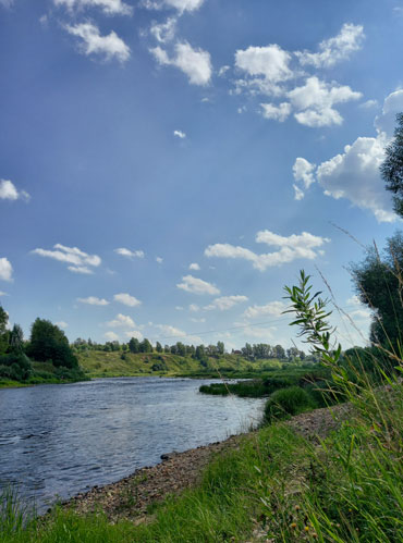 Вот река в солнечный день