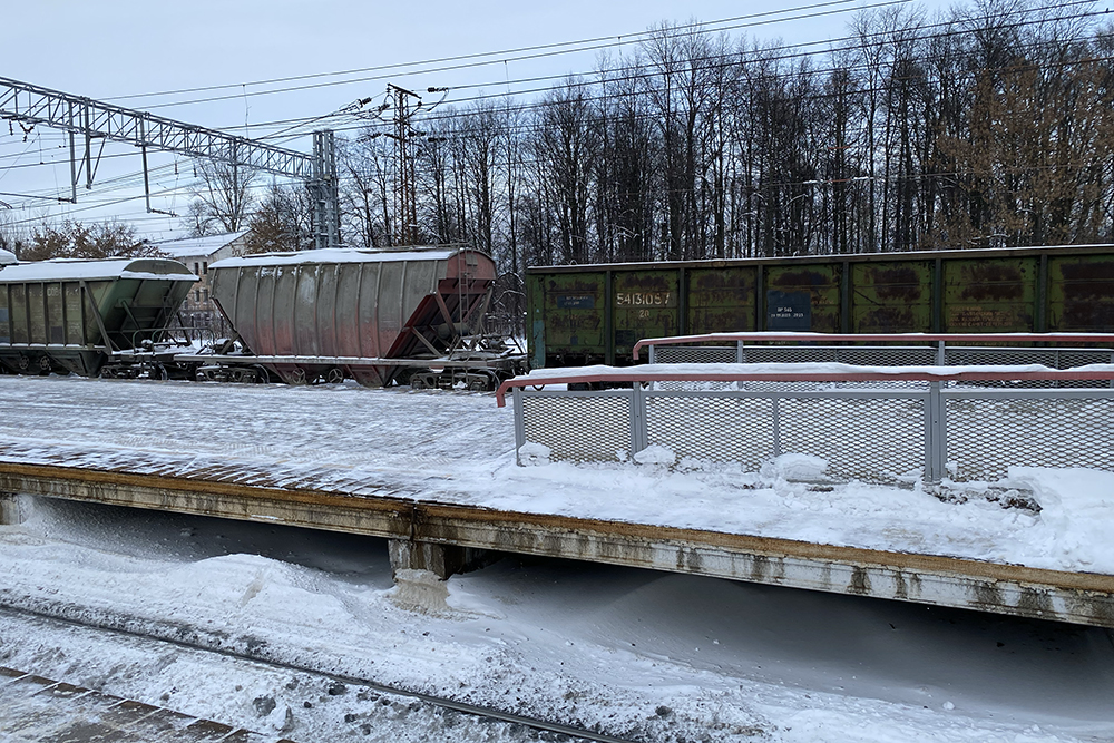 Чуть не упала, поскользнувшись по пути к электричке