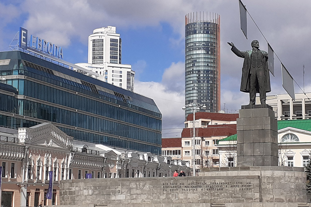 Это Ленин на главной площади нашего города. От памятника веет какой⁠-⁠то магией — я серьезно. В московском метро эти ощущения у меня были еще сильнее, потому что там выше концентрация следов советского прошлого. Это была империя титанов, и, хотя памятник у нас на площади выглядит маленьким и незначительным, атмосферу он генерирует ого⁠-⁠го!