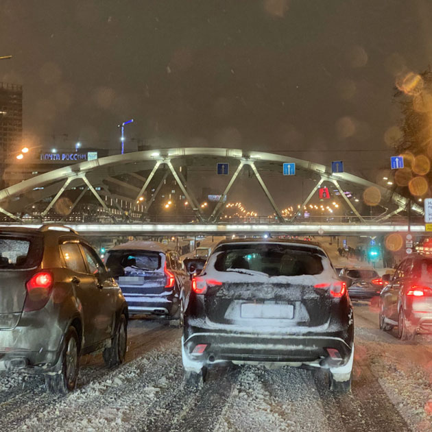 В дороге. В целом в Москве удобно передвигаться на своей машине, но не в час пик