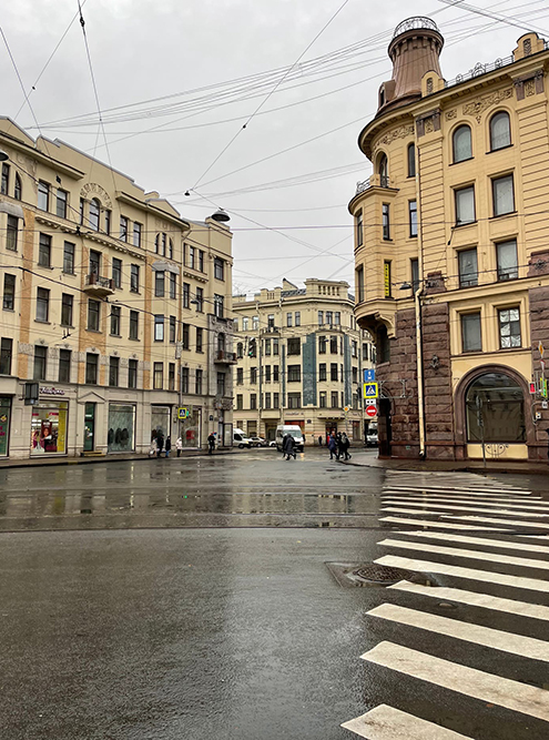 Виды города для фотобанков мы обычно снимаем ранним утром, на рассвете. Но все равно приходится затирать людей, провода и рекламу. Эти фото не для работы, просто кадры на телефон для дневника