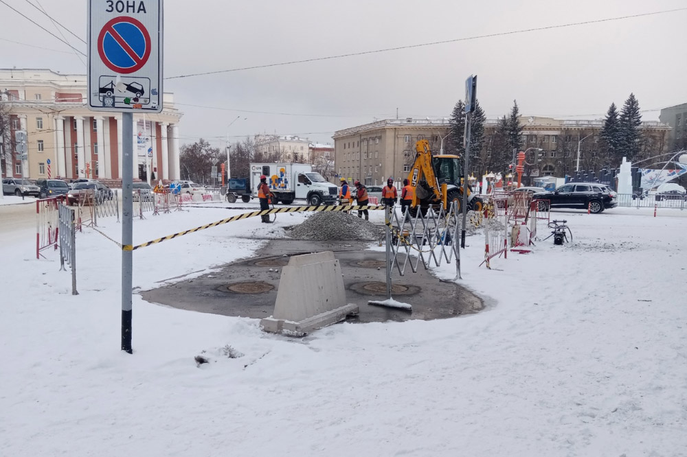 На днях прорвало трубопровод в центре города, около главпочтамта. СГК устраняет дефект