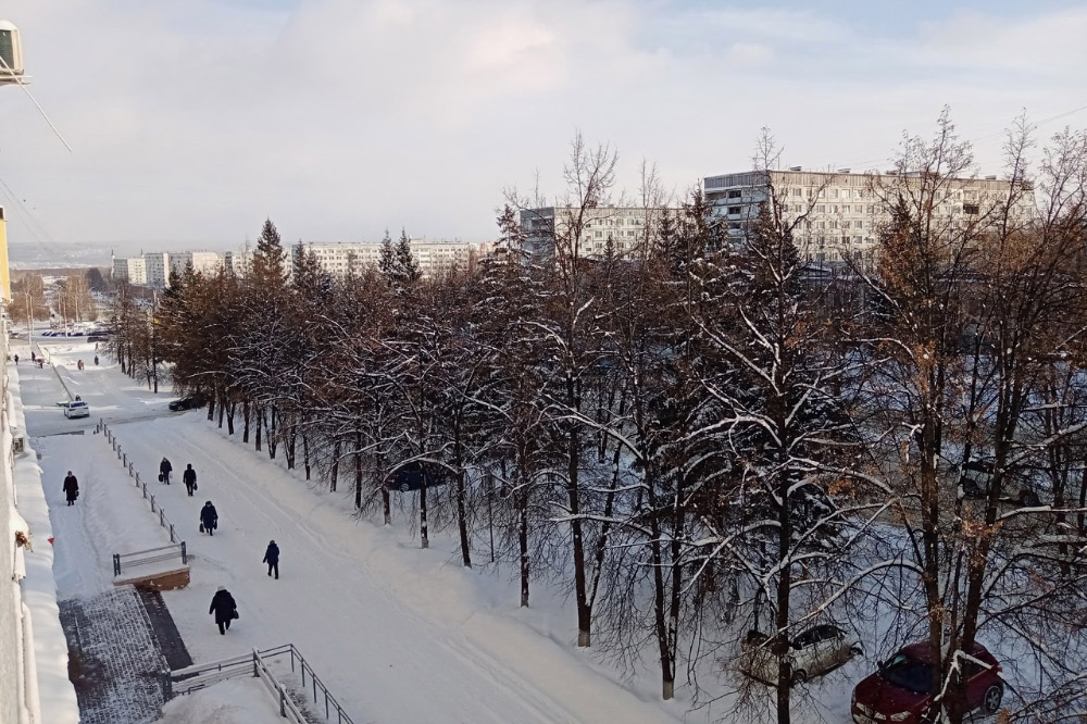 А вот так улица выглядит в ясную погоду