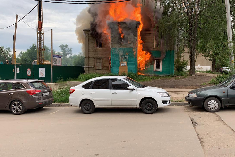 А пожарные особо не спешат, понятное дело