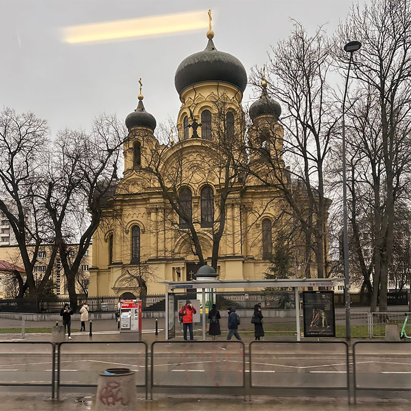 По дороге домой видим православный храм — очень красивый