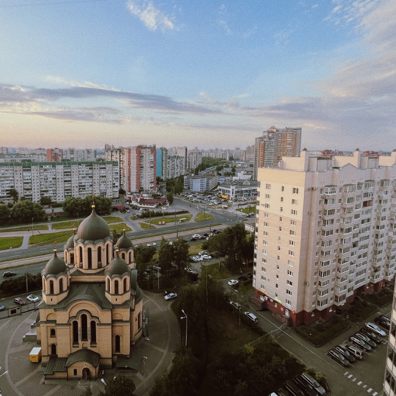 Вид с балкона, где мы курим. Наш офис находится в жилом доме, но он не похож на обычную квартиру. Возможно, раньше эту площадь перепланировали под офис — сейчас она сдается как коммерческое помещение