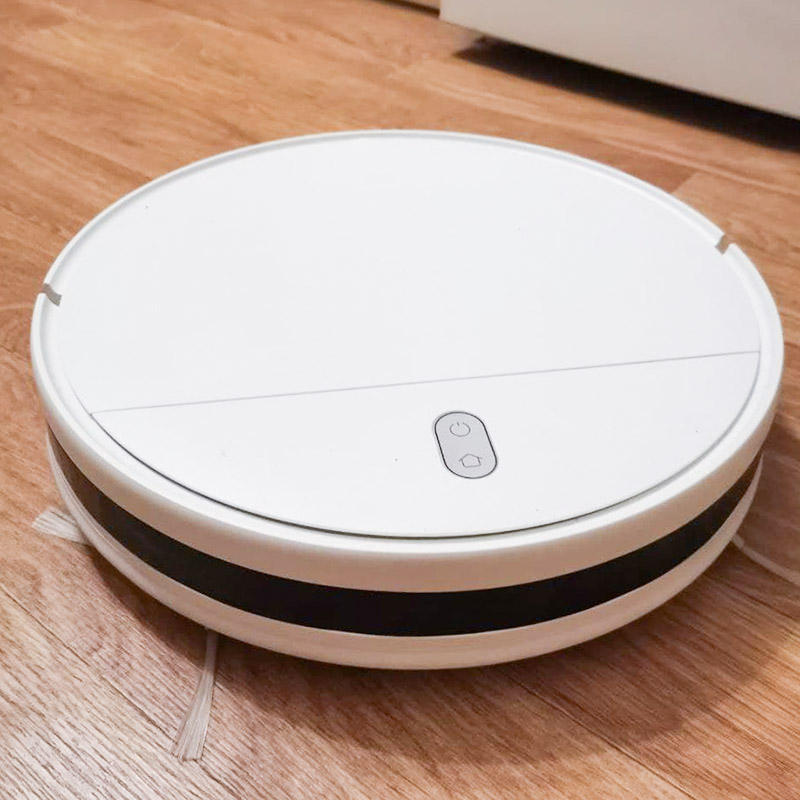 У нас Xiaomi Mi Robot Vacuum Mop Essential G1, со скидкой он стоил 11 770 ₽. За эти деньги я считаю его идеальным вариантом: он и пол моет, и по⁠-⁠русски разговаривает, и щетки у него с двух сторон. Немного глуповат, правда, но зато работящий