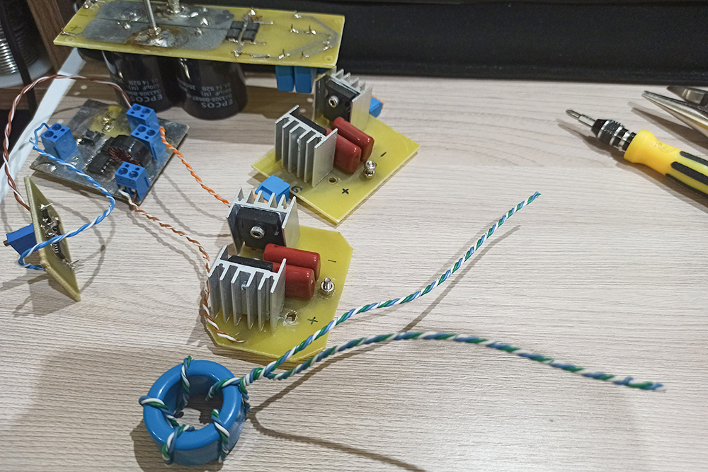 На переднем плане — GDT с неразделенными обмотками, а за ним плата полумоста от индукционного нагревателя