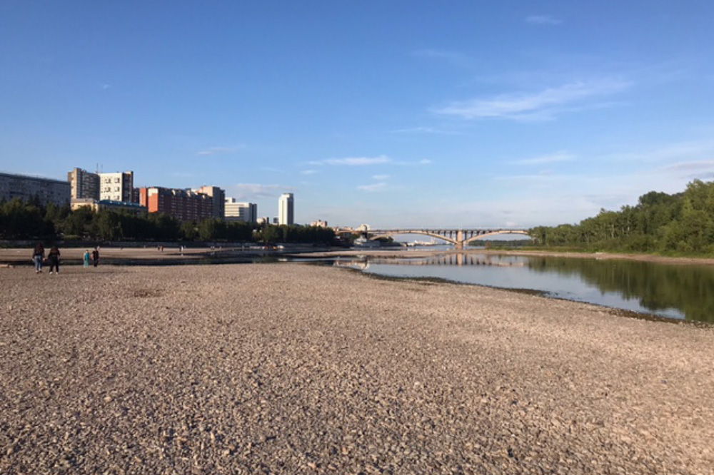 Этим летом воды в Енисее очень мало и по протокам, где раньше была вода, теперь можно спокойно ходить