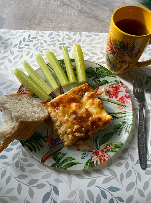 На ужин приготовила лазанью с куриным фаршем. Вышло вкусно, но немного пересолила