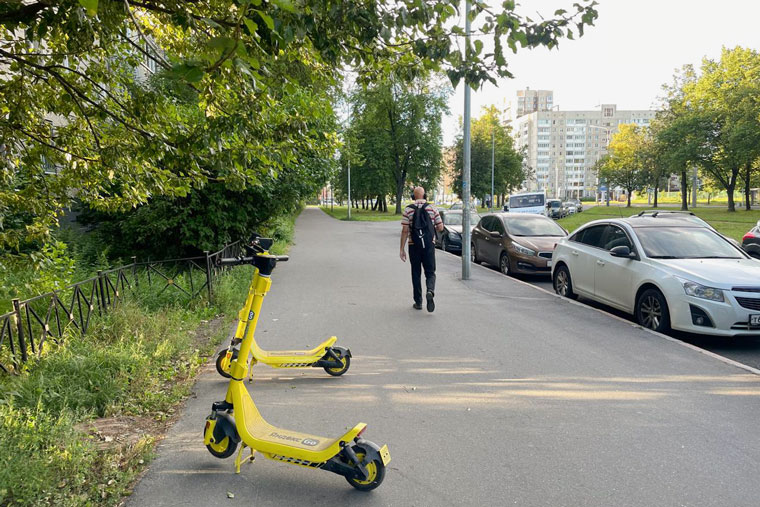 Парковка самокатов рядом с домом