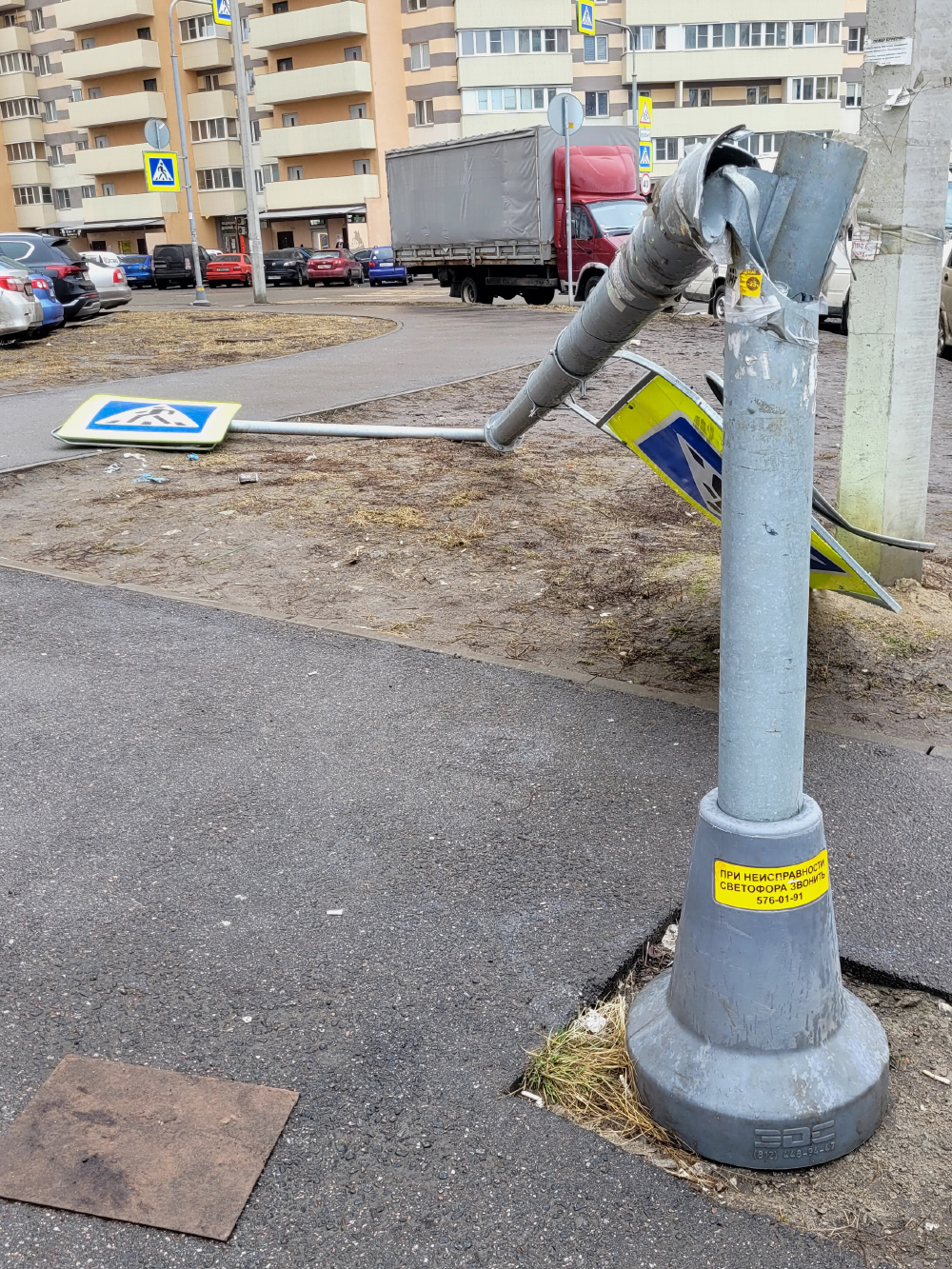 Пока гуляю, вижу снесенный ветром дорожный знак