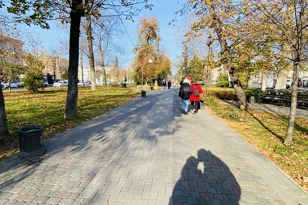 Продолжаем прогулку по городу, фотографируем наши целующиеся тени