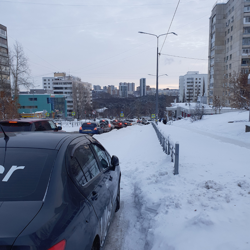 Улица рядом с домом, заваленная снегом