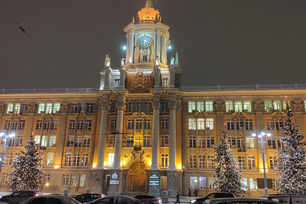 Рядом с администрацией города впервые украсили елки, любуюсь