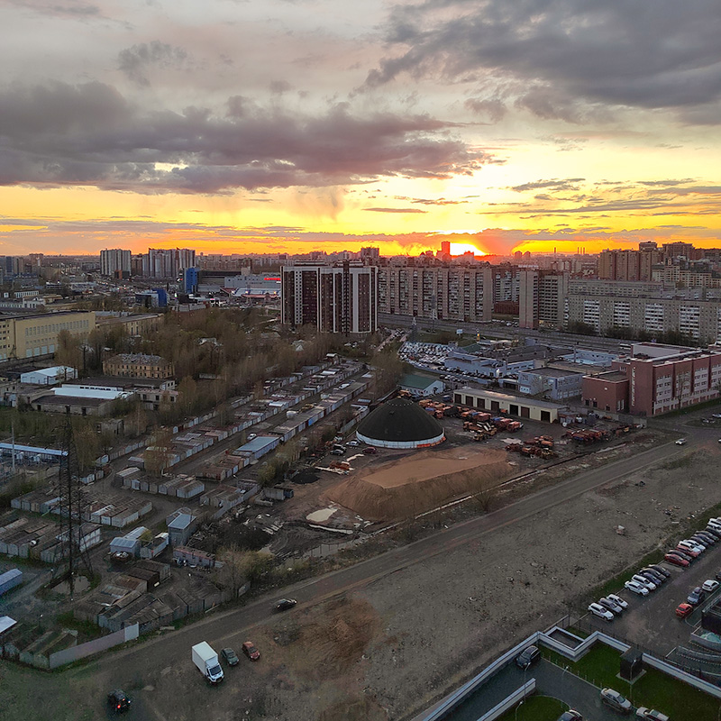 С 22-го этажа открывается великолепный вид — не устаю любоваться. Скоро начнутся белые ночи